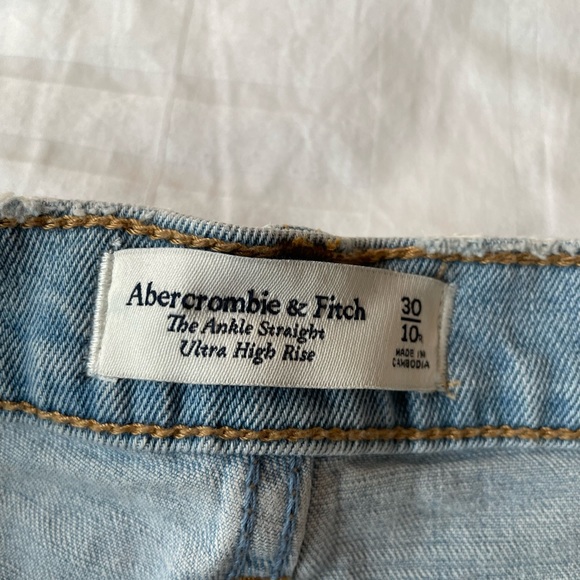 NWT Abercrombie & Fitch Ankle Straight Ultra High Rise Light Wash Jeans - Picture 6 of 10